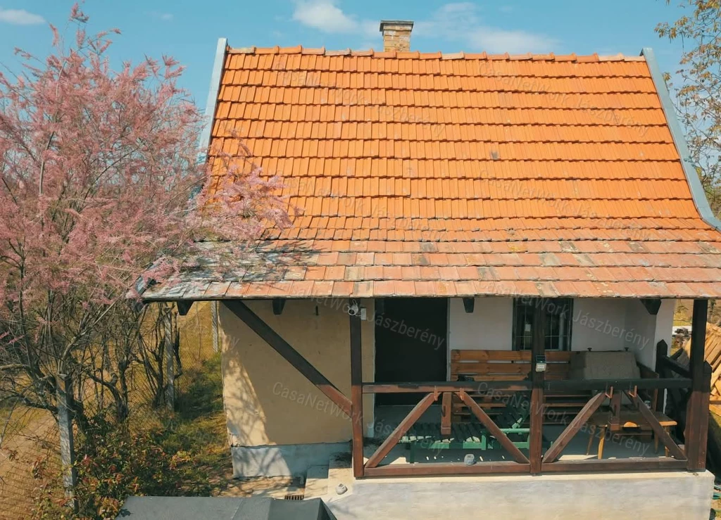 Eladó napfényes zártkerti szőlős ingatlan