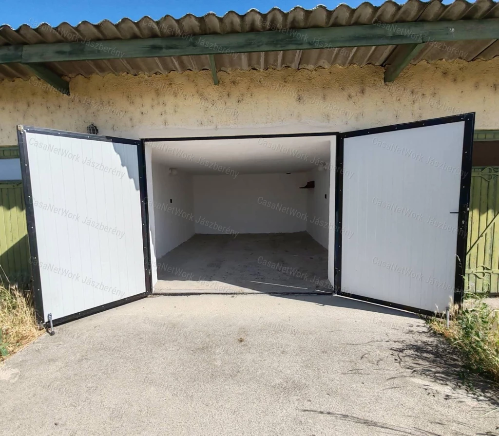 Eladó egy szép állapotban lévő felújított garázs