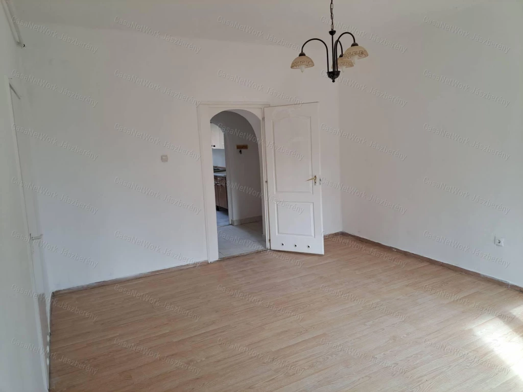 Veszprémben, 74 nm-es, 3 szobás magasföldszinti lakás eladó
