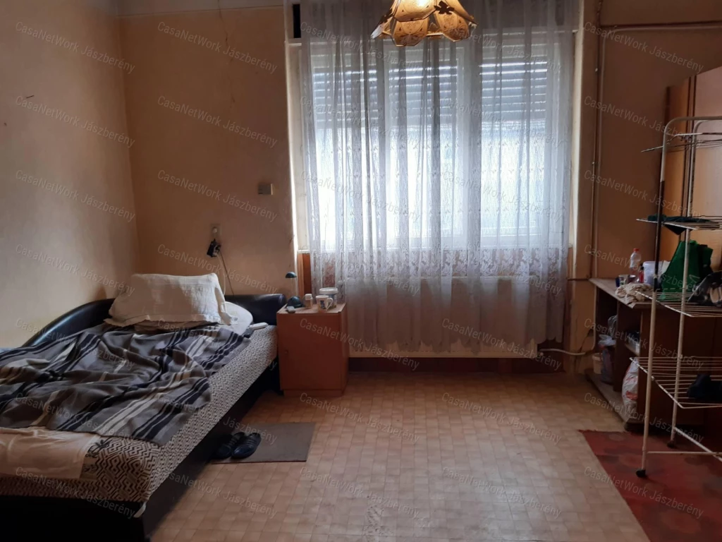 Pusztamonostor központjában egy 77 m2-es 2 szobás családi ház eladó.