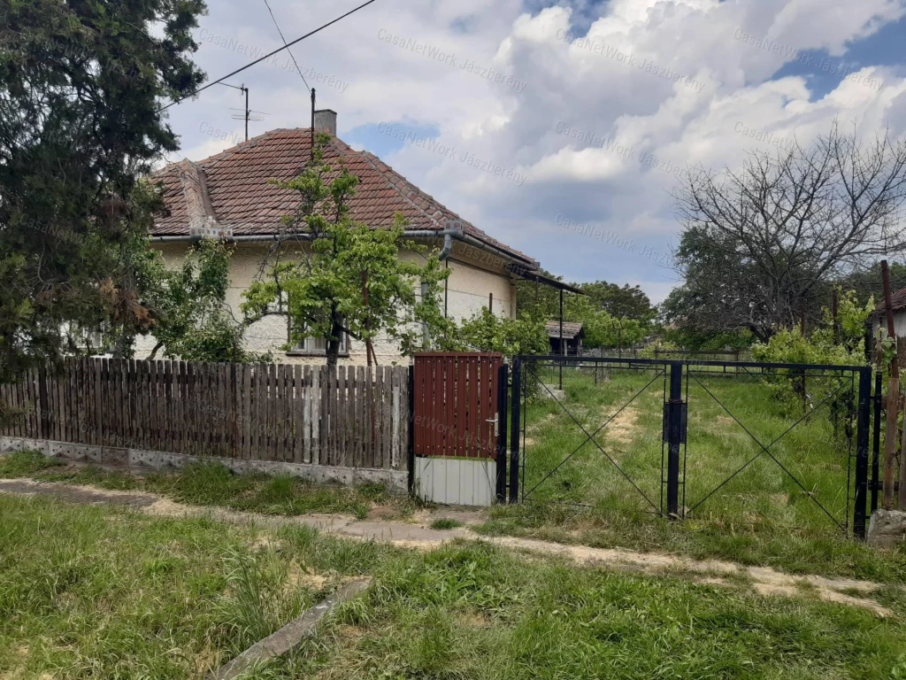 Tarnaörs központjában 63 nm-es, 2 szobás családi ház eladó!