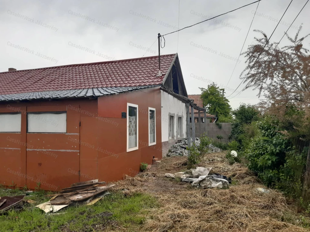 Tarnaszentmiklóson erősen felújítandó, 2 szobás családi ház eladó