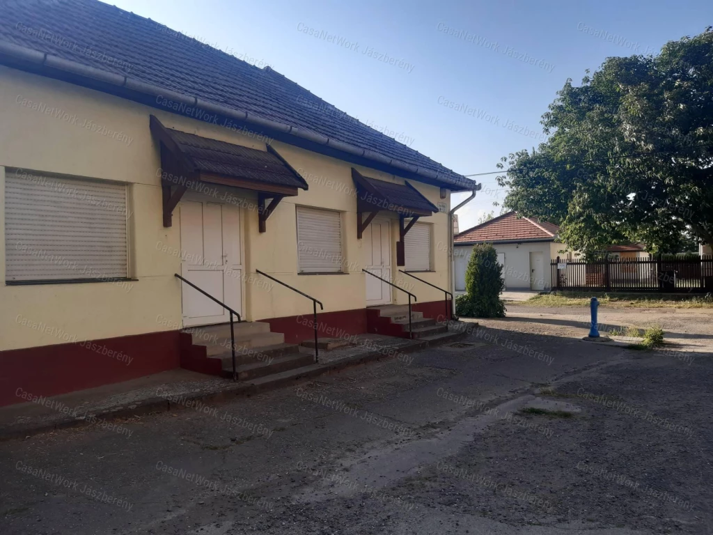 Jászdózsa központjában, 425 nm-es telken,177 nm-es üzlethelyiség eladó