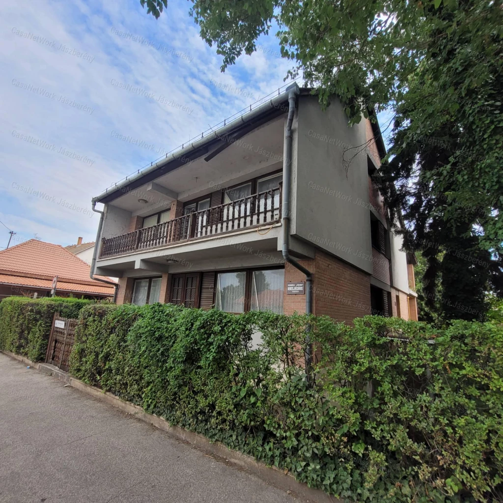 ELADÓ Többszintes családi ház gazdasági épülettel Jászberényben
