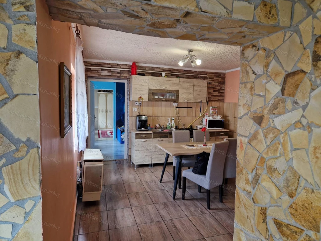 Tarnaörsön, 89 nm-es, felújított, 3 és fél szobás családi ház eladó