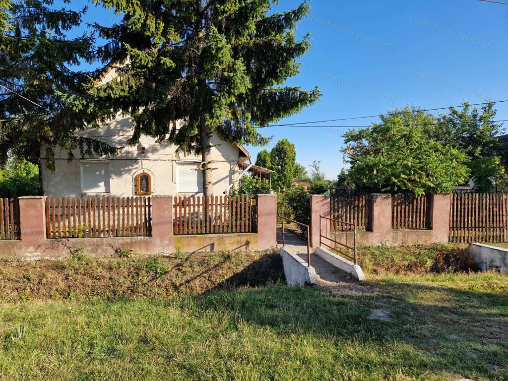 Erken, 900 nm-es telken, 85 nm-es, 3 szobás családi ház eladó