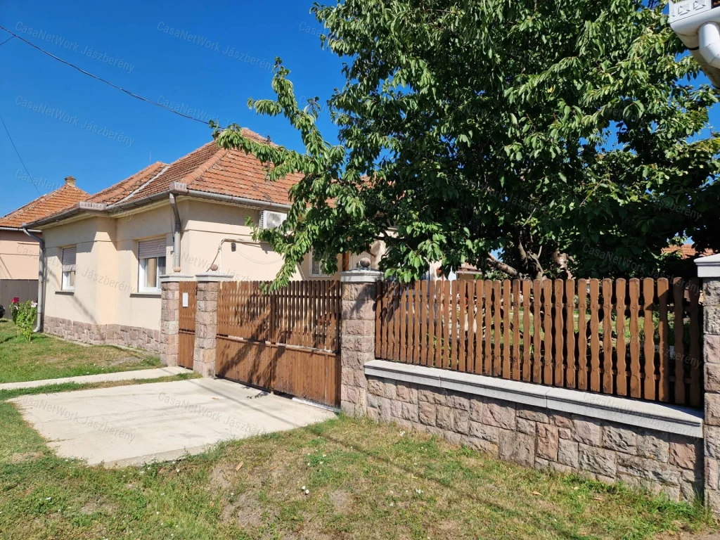 Jászárokszálláson 97 nm-es, felújított, 3 szobás családi ház eladó