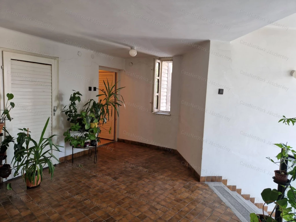 Jászapáti központjában, 2 szintes, 119 nm-es, 6 szobás, lakás eladó