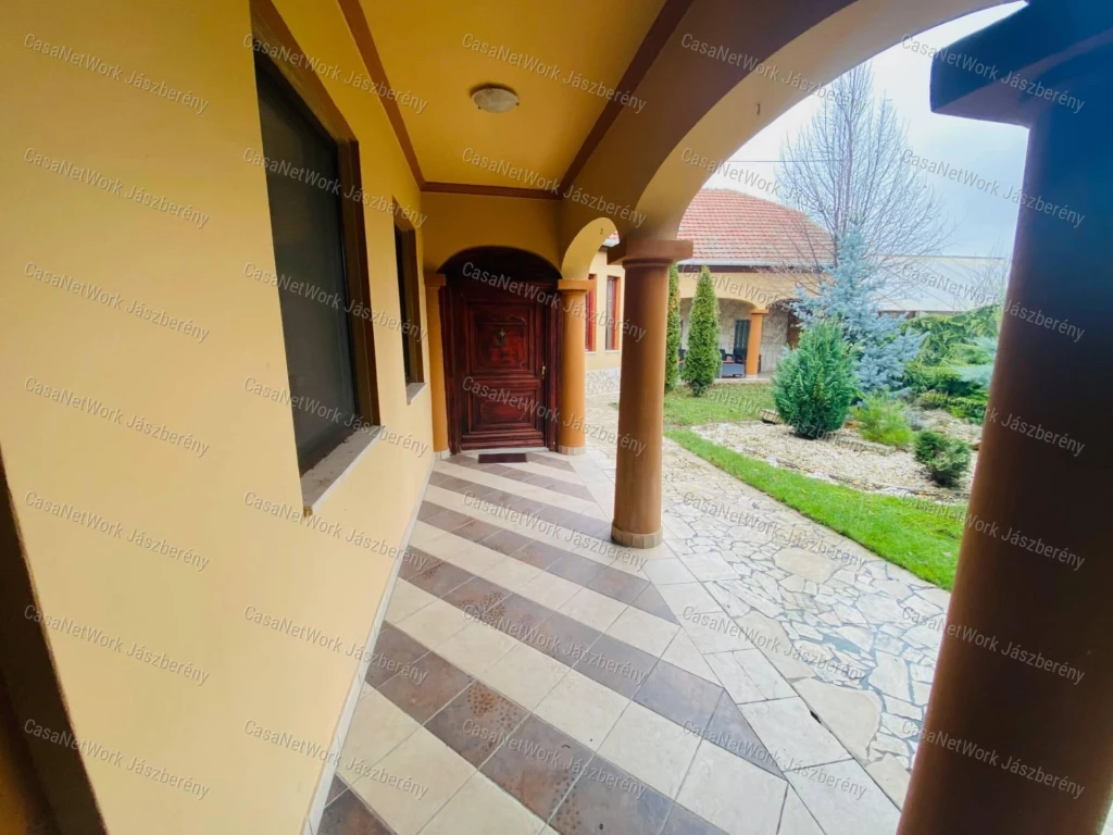 Jászberény központjában eladó, egy 275 nm-es családi ház!