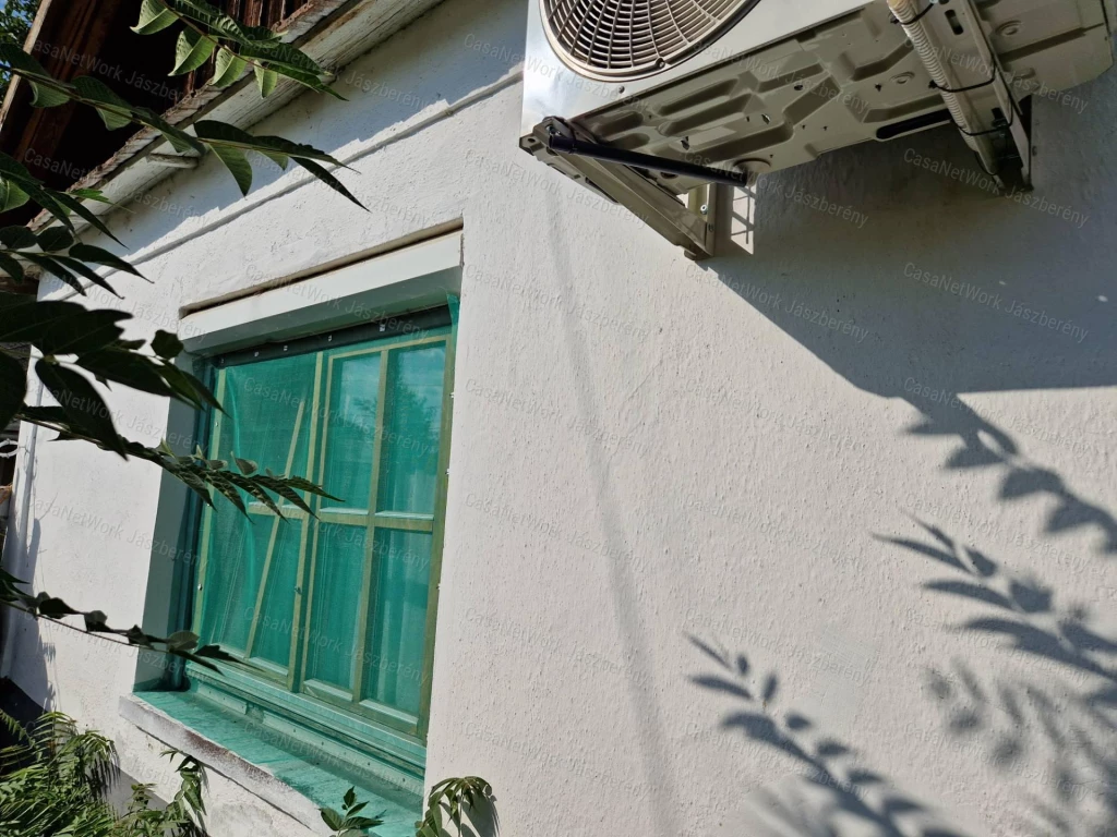 Jászkíséren 352 nm-es telken, 56 nm-es, 2 szobás családi ház eladó