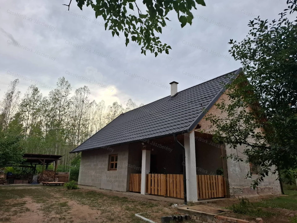 Jászberényben eladó, egy 2700 nm-es telken lévő, 70 nm családi ház!