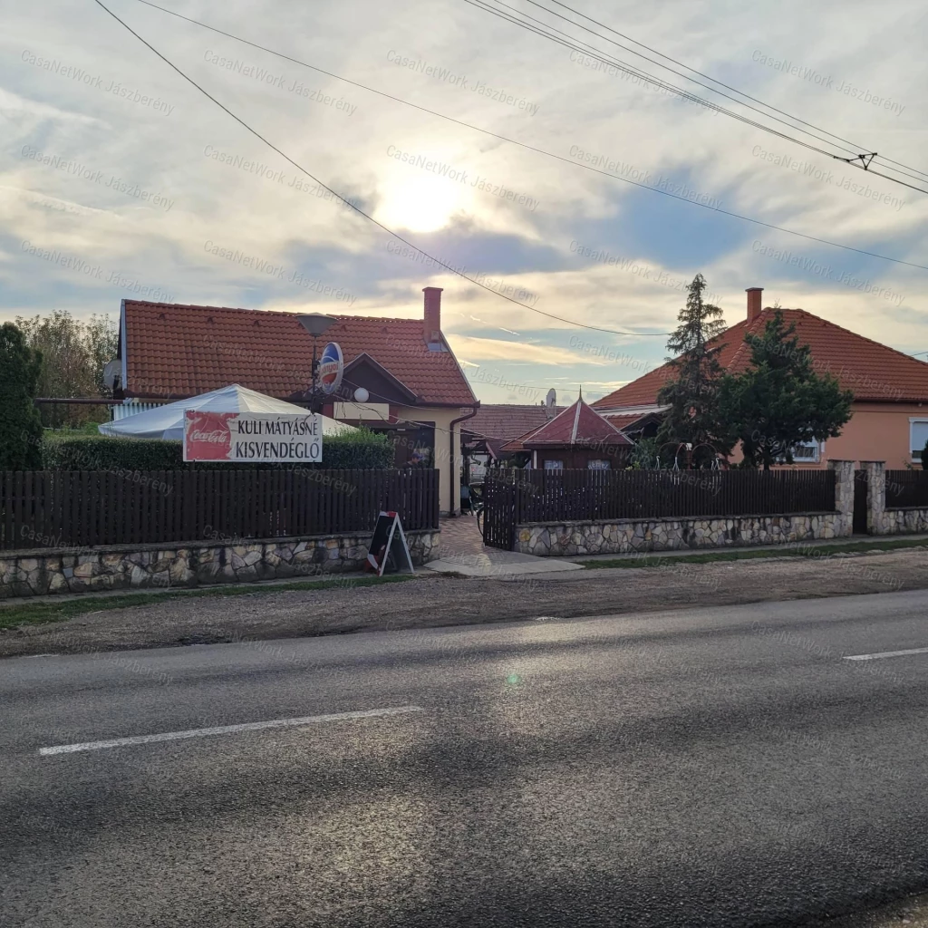 Komplex vendéglátóipari egység családi házzal eladó Jásztelken