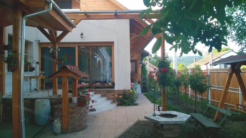 Gyönyörű vidéken családi ház, borászat és szőlőfeldolgozó üzem eladó