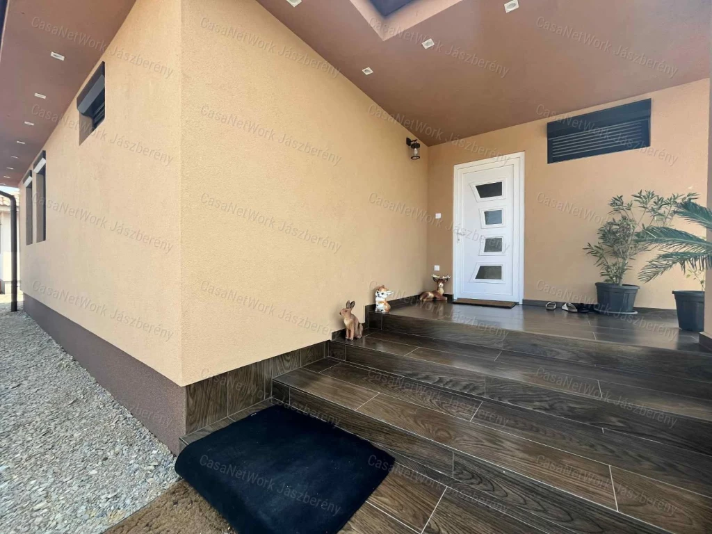 Jászberényben, a Szatmári Lakóparkban eladó egy 120 nm-es családi ház!