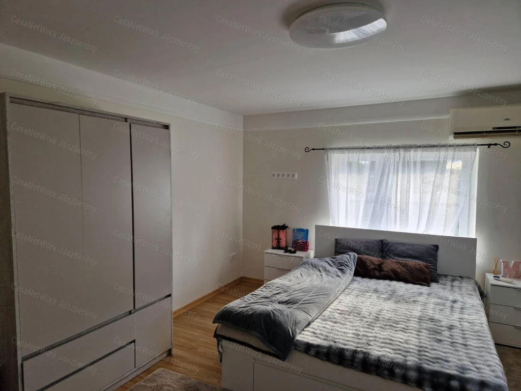 Nagy fügeden, a főút mellett, felújított, 1 szobás családi ház eladó