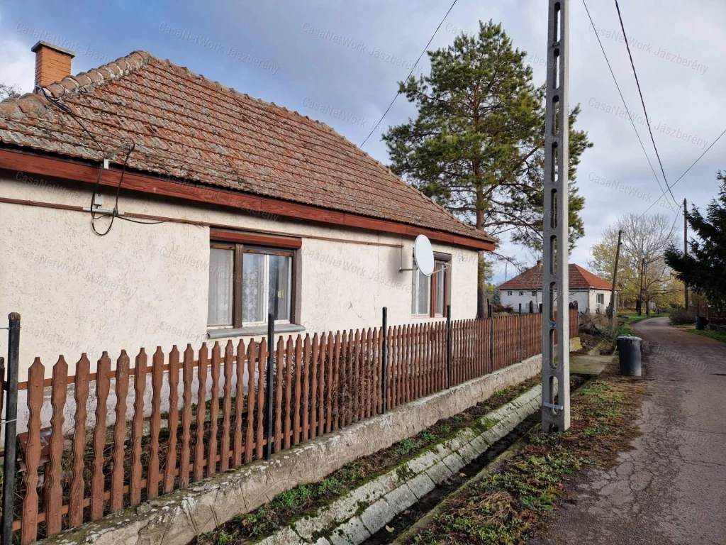 Hevesvezekényen, 95 nm-es, 3 szobás, felújítandó családi ház eladó