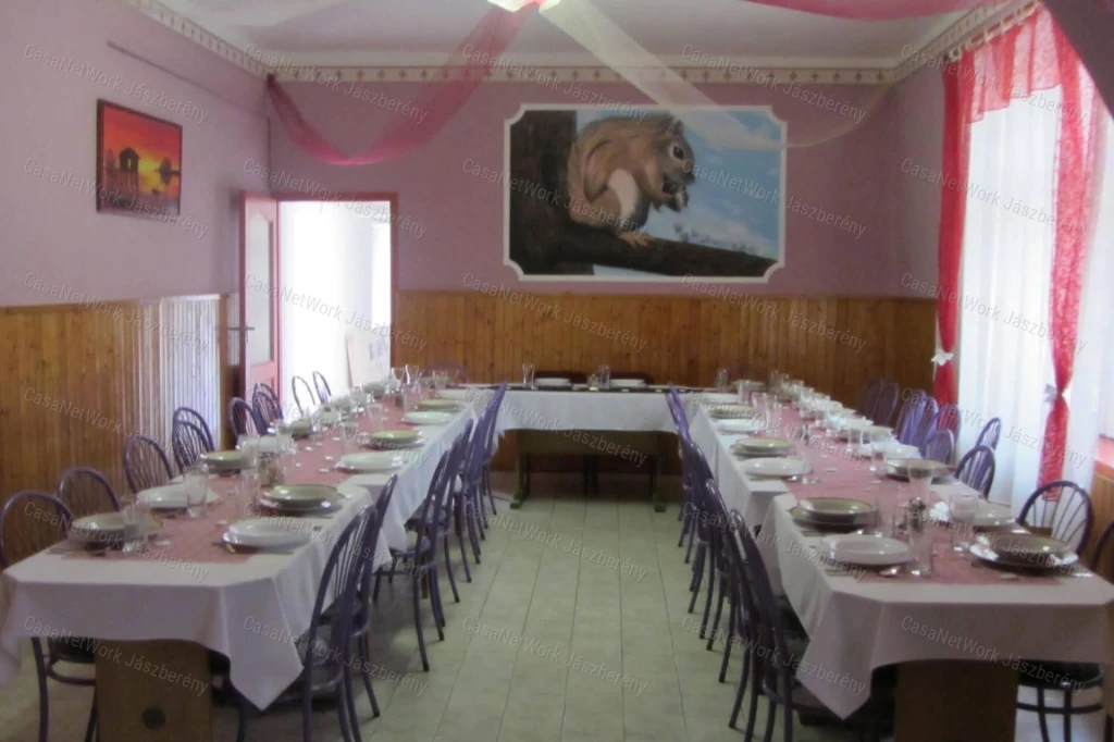 Tarnaméra központjában 166 nm-es, melegkonyhás vendéglátó üzlet eladó!