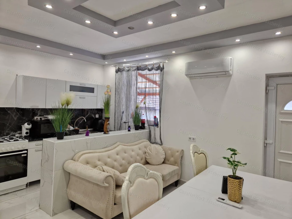 Jászapátin, 74 nm-es, 2 szobás családi ház, különálló kisházzal eladó