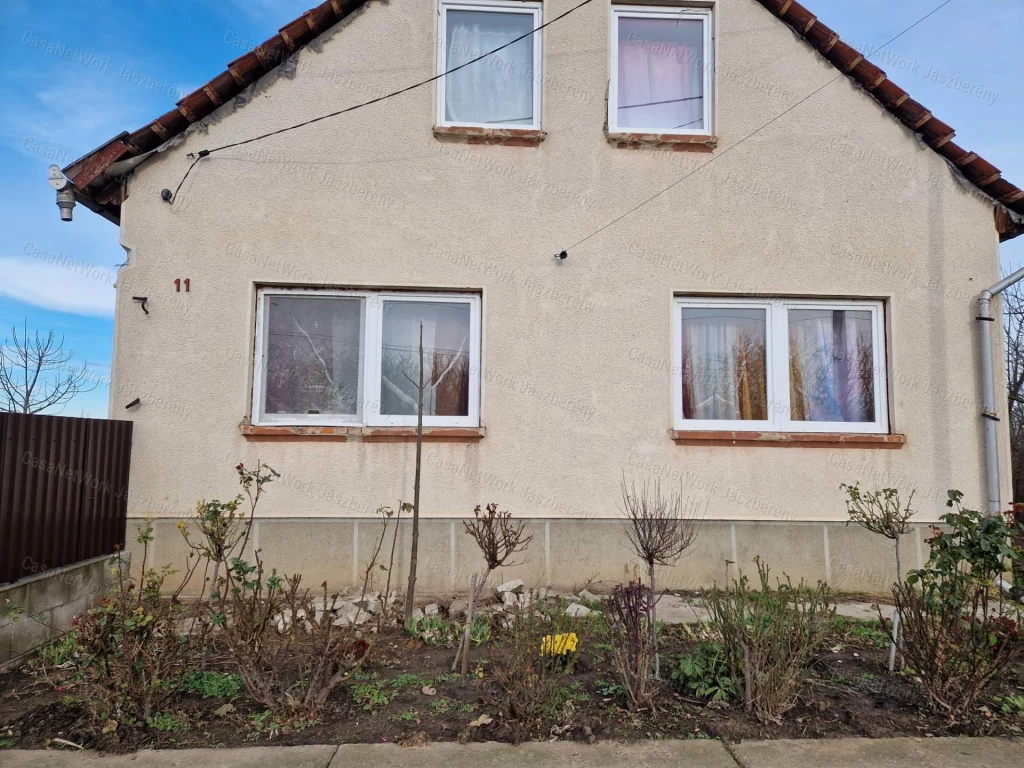 Jászjákóhalmán két szintes, 133 nm-es, 6 szobás, felújítandó ház eladó