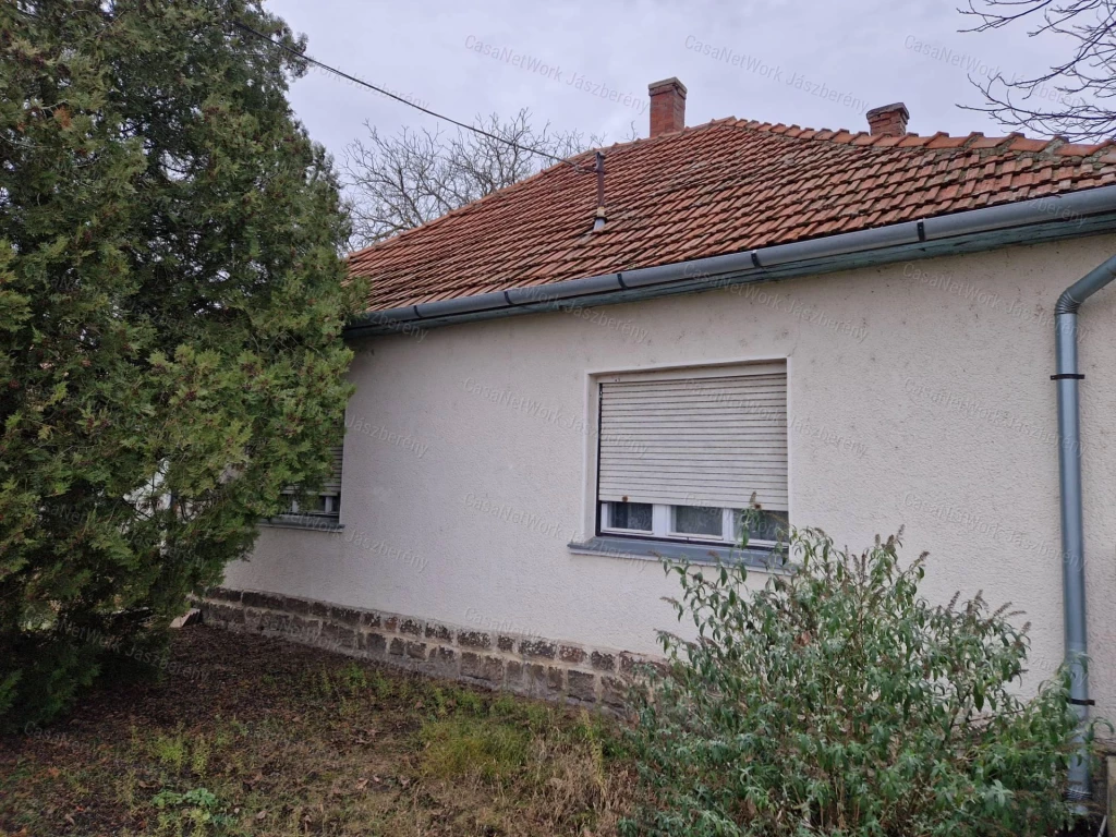 Jásziványban, 92 nm-es, 3 szobás, felújítandó családi ház eladó