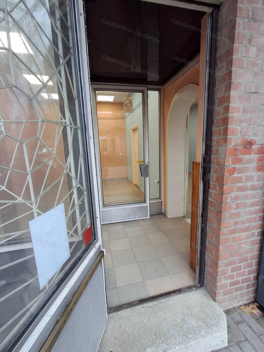 eladó belvárosi üzlethelyiség Jászárokszállás központjában.