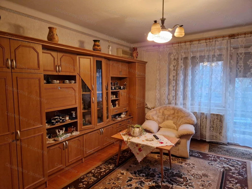 Szolnokon, belvároshoz közel, 52 m2-es, első em-i 2 szobás lakás eladó