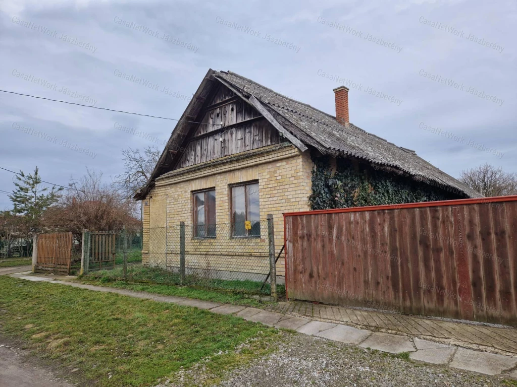 Jászdózsán erősen felújítandó 54 nm-es, 2 szobás családi ház eladó!