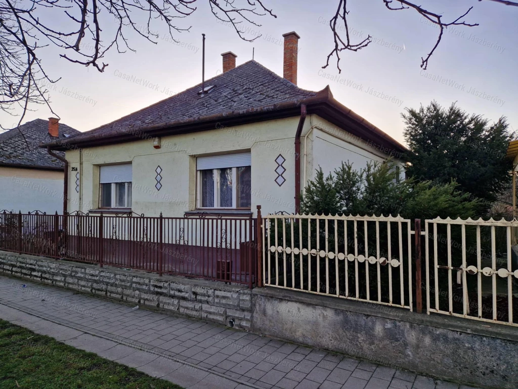 Jászapáti központjához közel, 69 nm-es, 2 szobás családi ház eladó!