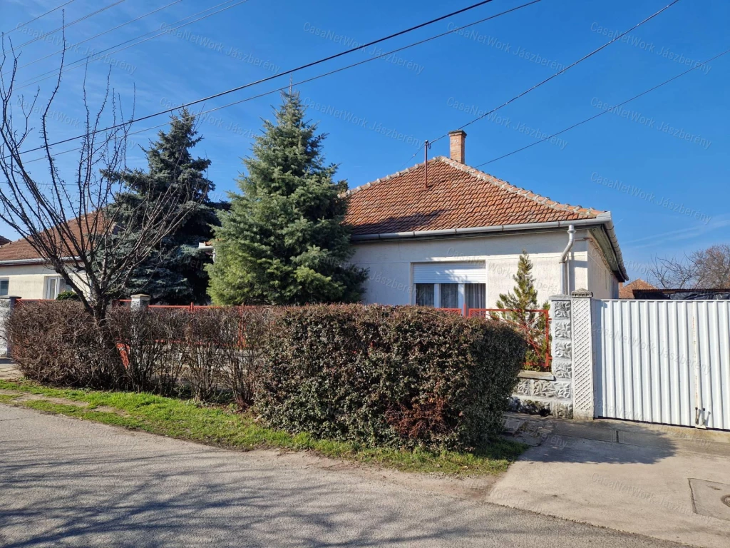 Jászberényben, a kertvárosban, 91 nm-es, 2,5 szobás családi ház eladó!