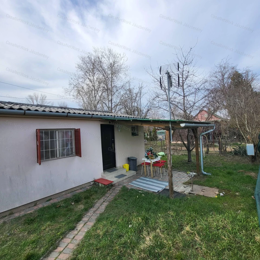 Eladó hétvégi ház Jászapátin