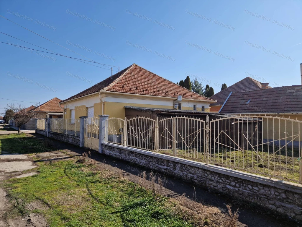 Jászberényben, 102 nm-es, 3 szobás családi ház eladó