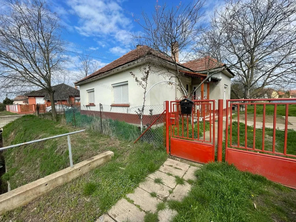 63 nm-es, családi ház eladó!