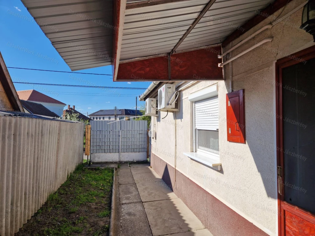 Jászapátin 200 nm-es telken, 55 nm-es, 2 szobás családi ház eladó!