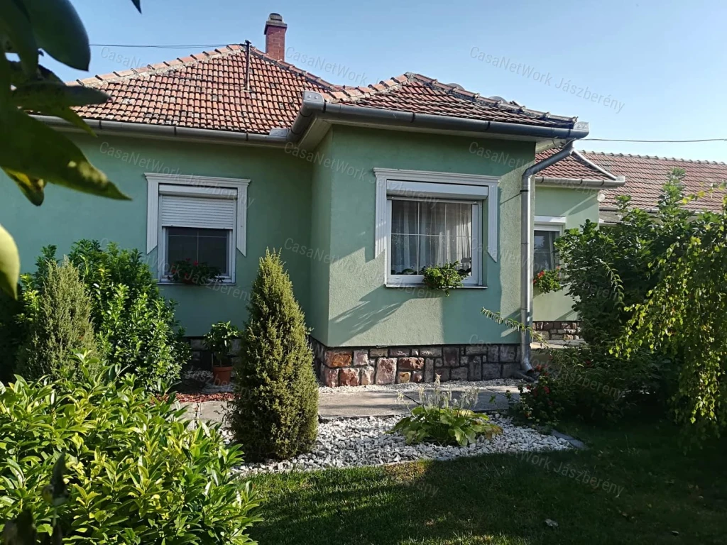 Tarnaörsön, jó környéken, 105 nm-es,  3 + fél szobás családi ház eladó