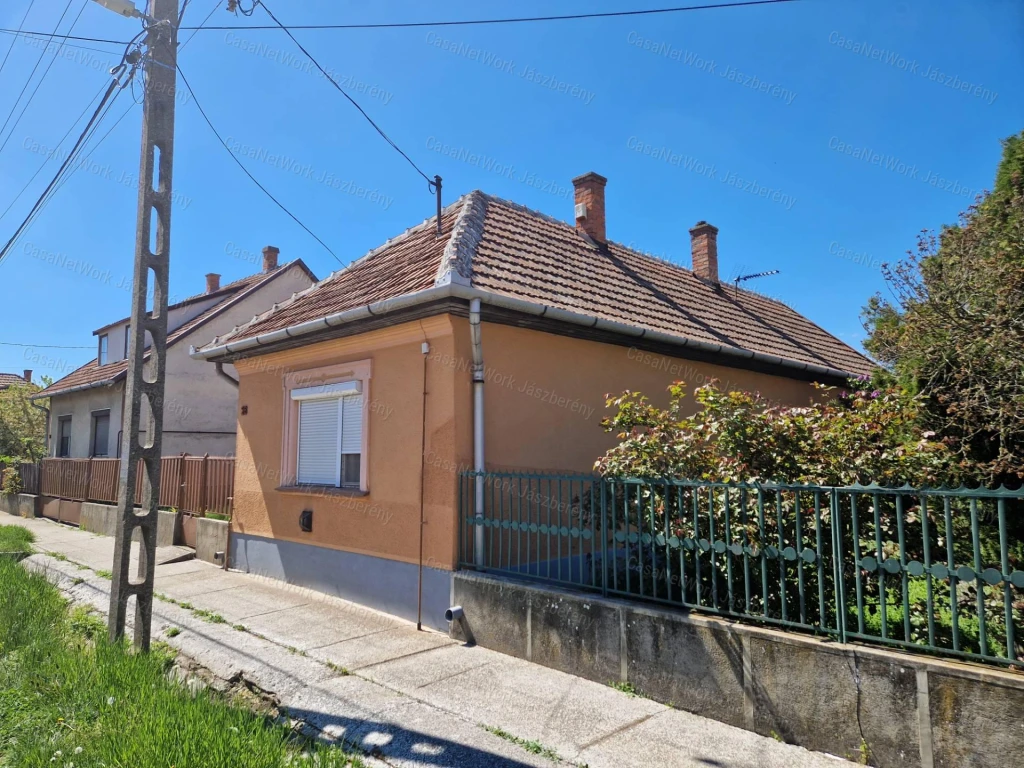 Jászapátin 407 nm-es telken, 83 nm-es, 2 szobás családi ház eladó