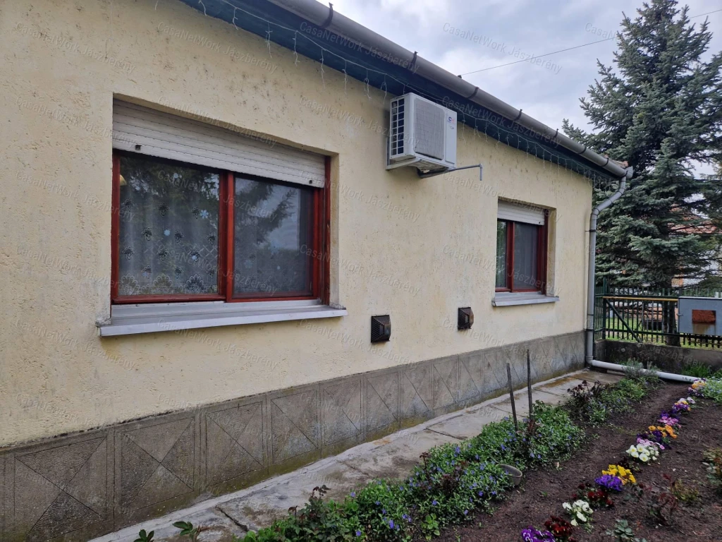 Hevesvezekényen, jó állapotú, 91 nm-es, 3 szobás családi ház eladó