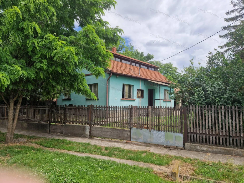 Jászkiséren 96 m²-es felújítandó téglaház 100 m² melléképülettel eladó