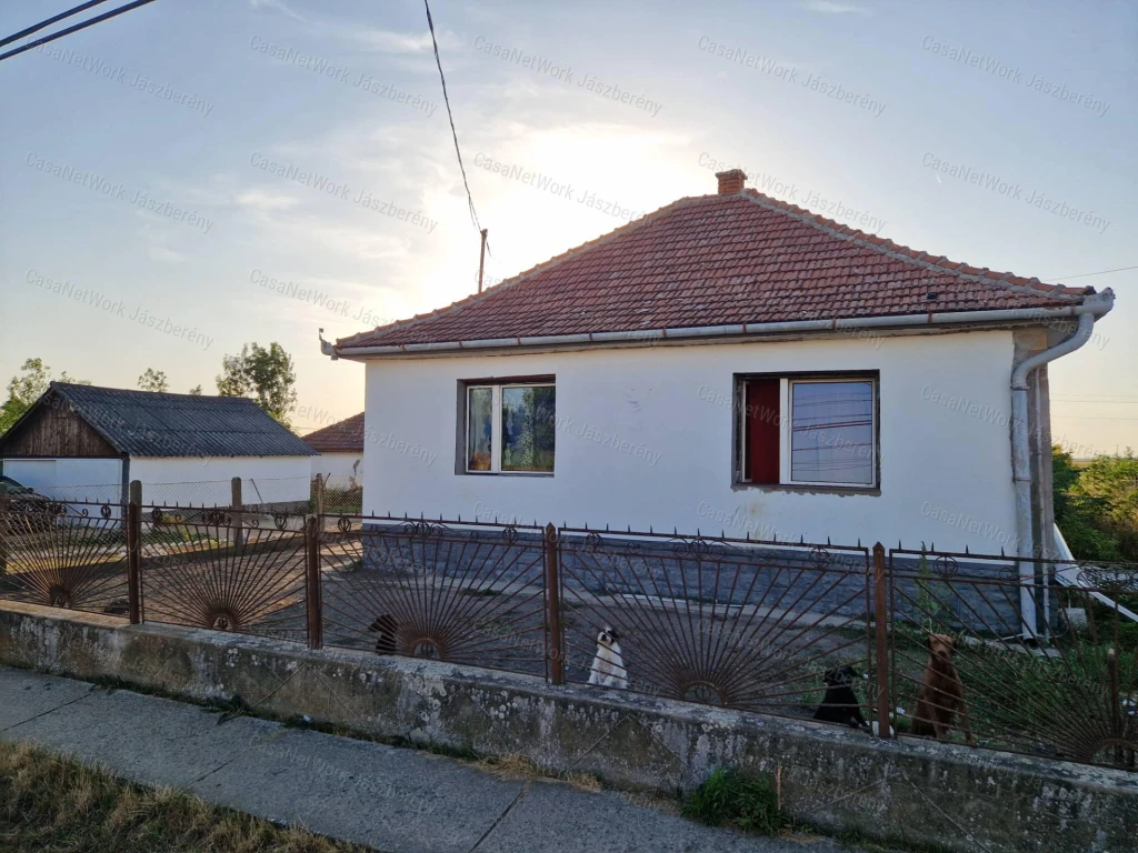 Erken 89,5 nm-es, felújított, 2 szobás családi ház eladó!