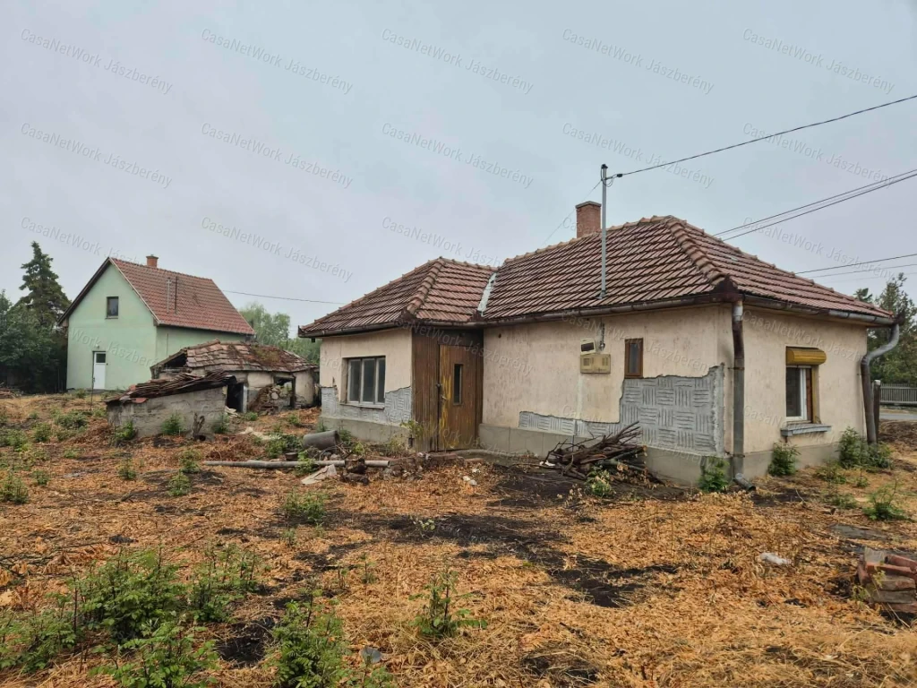 Jászárokszálláson erősen felújítandó családi ház eladó!