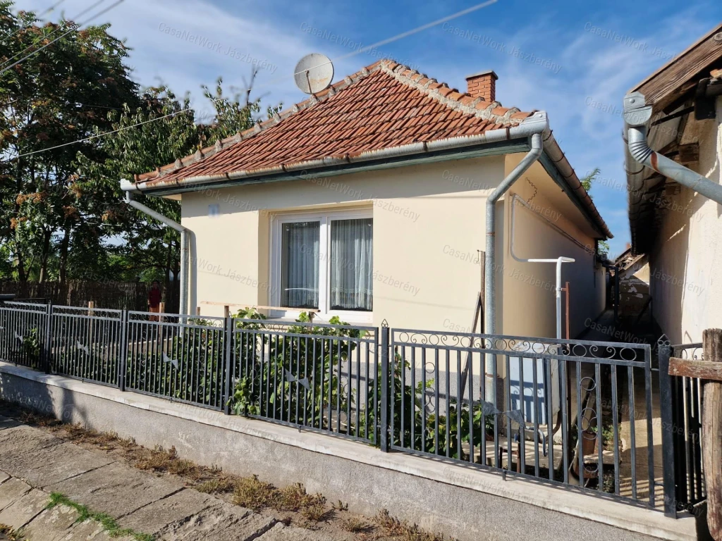 ZARÁNKON FELÚJÍTOTT, 61 nm-es, 2 szobás  CSALÁDI HÁZ ELADÓ!
