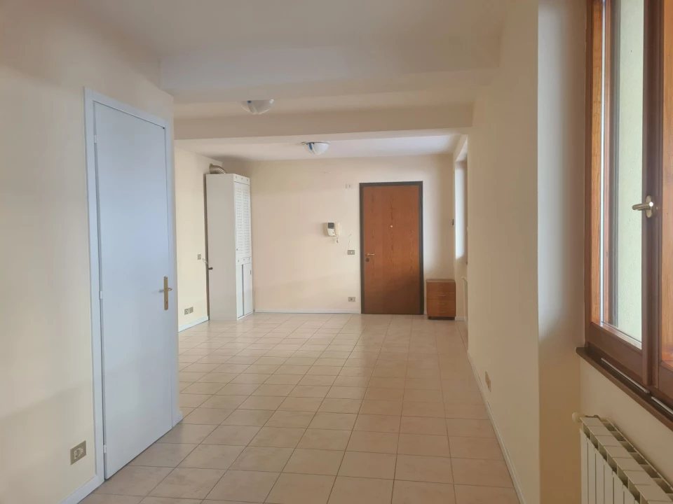 Kiadó azonnali iroda, Szentendre, Kossuth Lajos utca 32