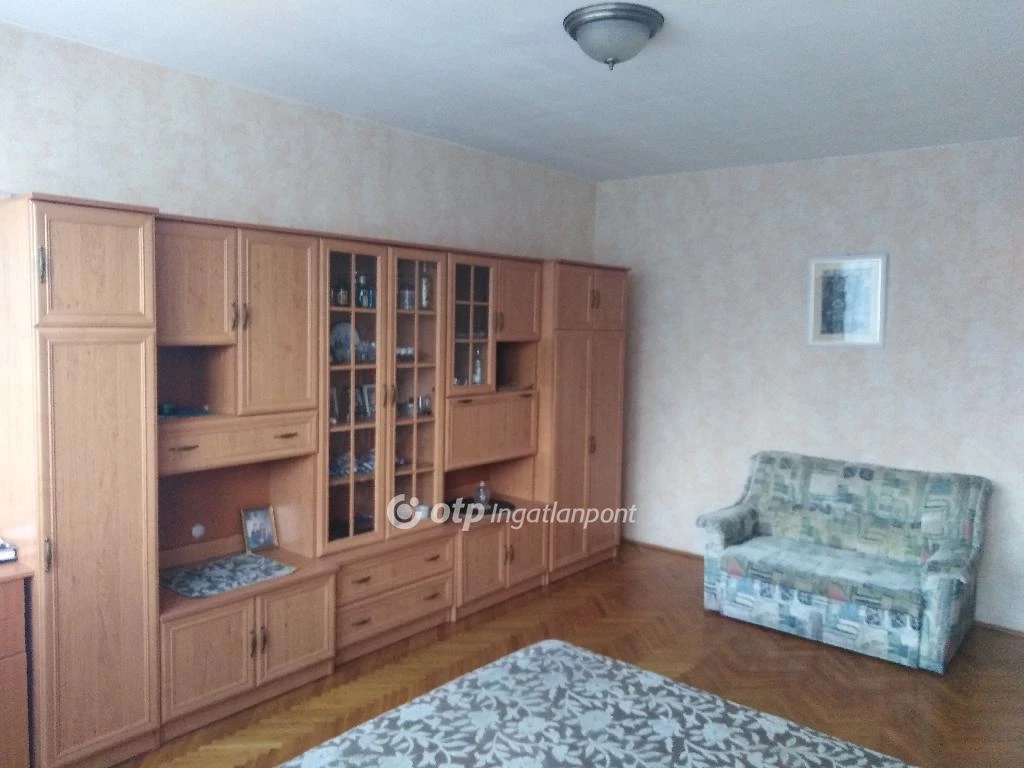 For sale panel flat, Eger