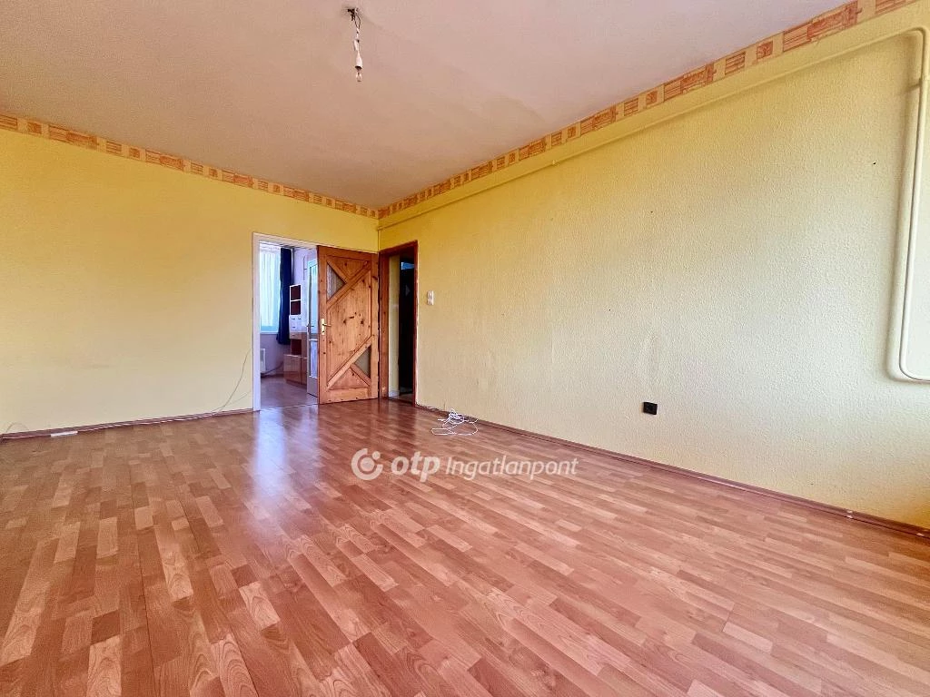 For sale brick flat, Eger