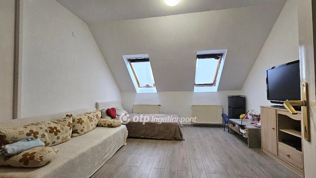 For rent brick flat, Eger