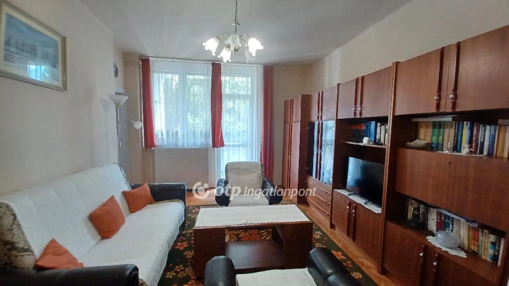 For sale panel flat, Eger