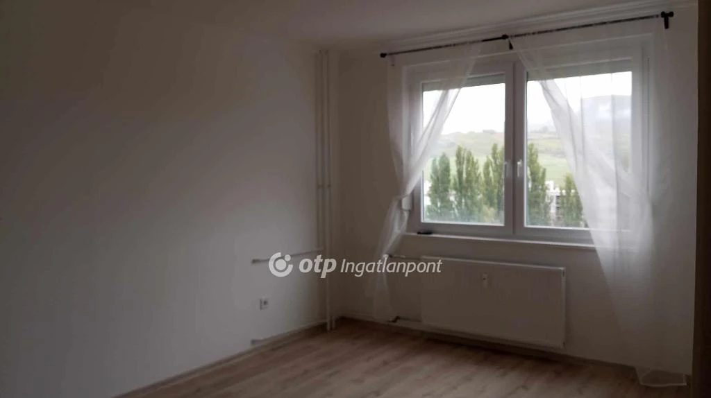 For sale panel flat, Eger