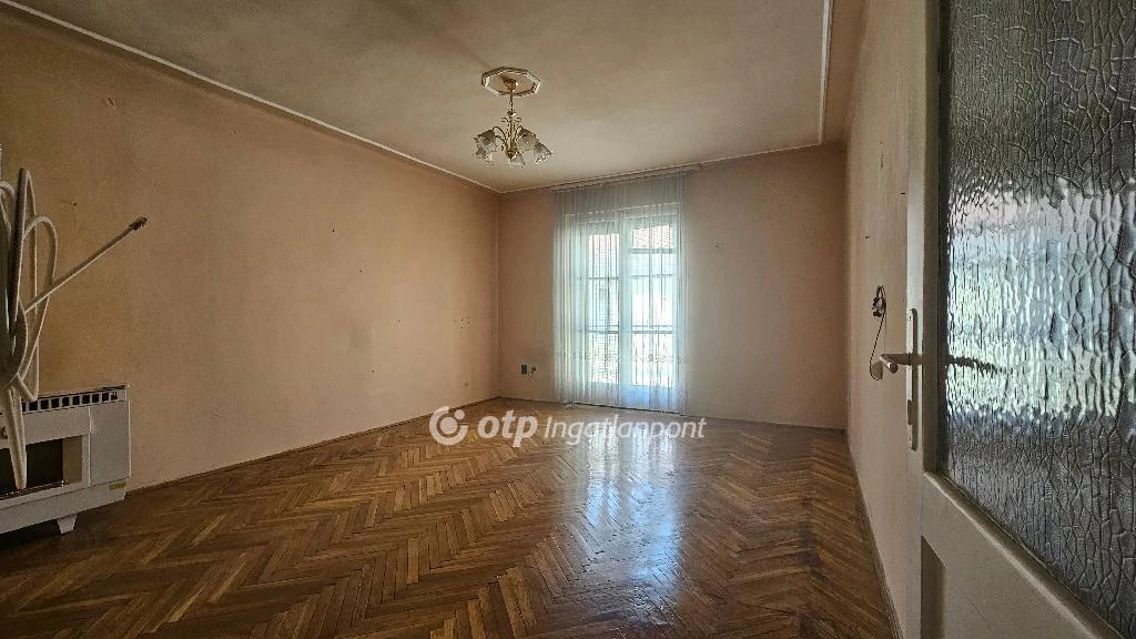 For sale brick flat, Eger