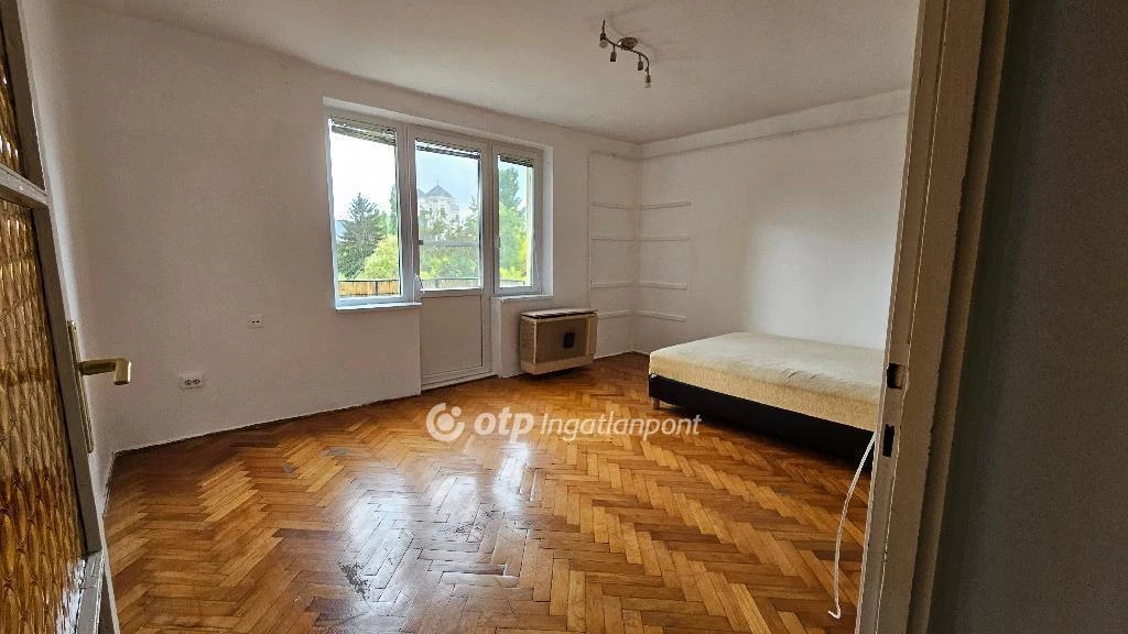 For sale panel flat, Eger