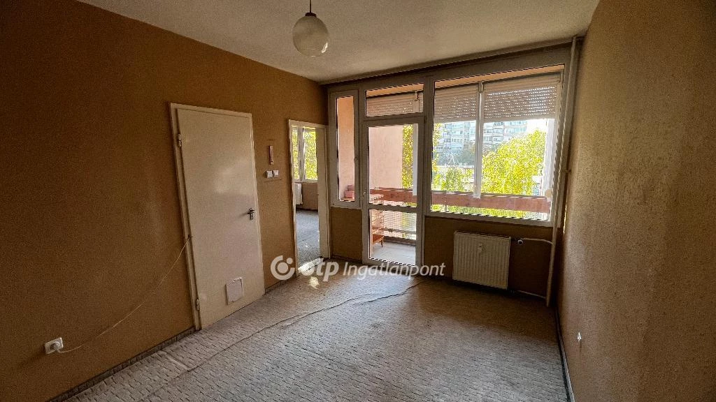 For sale panel flat, Eger