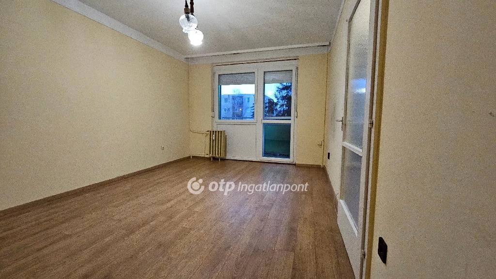 For sale panel flat, Eger